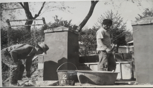 1976년 교문앞 담장쌓기 작업에 구슬땀을 흘리며 일하는 모습