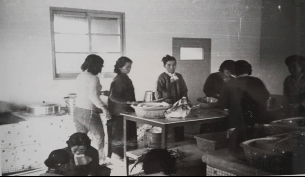 1976년 원촌부락 급식위원 10여명이 국 급식을 위해 급식실에서 조리하고 있는 모습